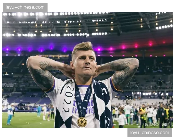 皇家马德里为克罗斯举办纪念仪式,表彰其为俱乐部效力十二载 皇家马德里为克罗斯举办纪念仪式,表彰其为俱乐部效力十二载